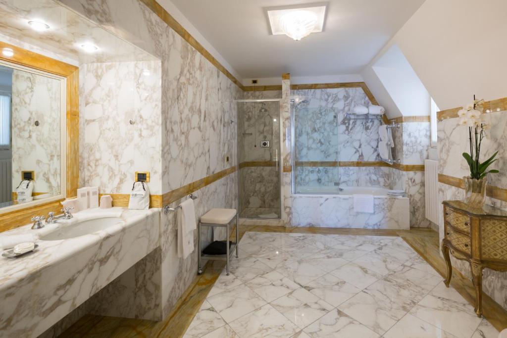 une salle de bain avec un lavabo et une douche dans l'établissement Imperiale Palace Hotel, à Santa Margherita Ligure