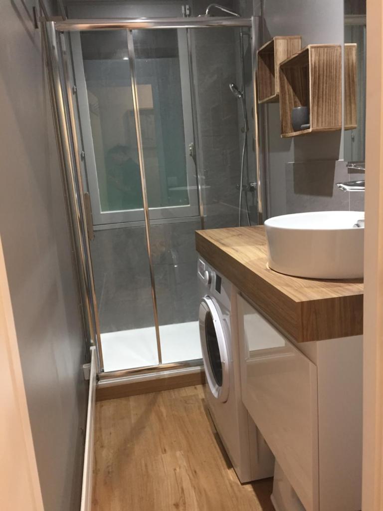 une salle de bain avec douche et lavabo et une machine à laver dans l'établissement Le Paradis du Diable 6 pers 40m2 pied des pistes et du télésiège du diable, à Les Deux Alpes