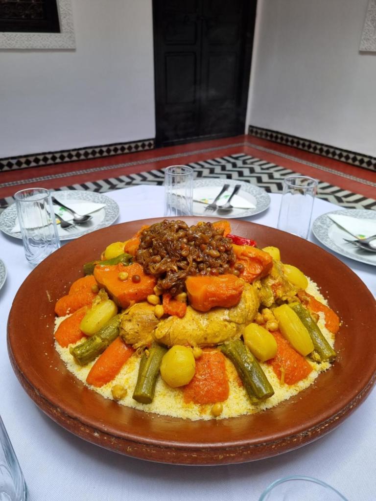 une assiette de nourriture sur une table dans l'établissement Riad les Rêves d'Amélie, à Marrakech