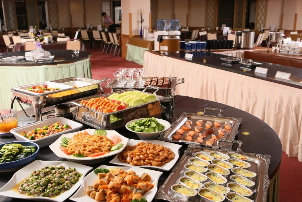 un buffet de différents types de nourriture sur une table dans l'établissement Shiga Palace Hotel, à Yamanouchi