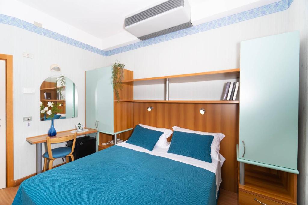 - une chambre avec un lit bleu et un bureau dans l'établissement Hotel Sampaoli, à Bellaria-Igea Marina 76 autres photos