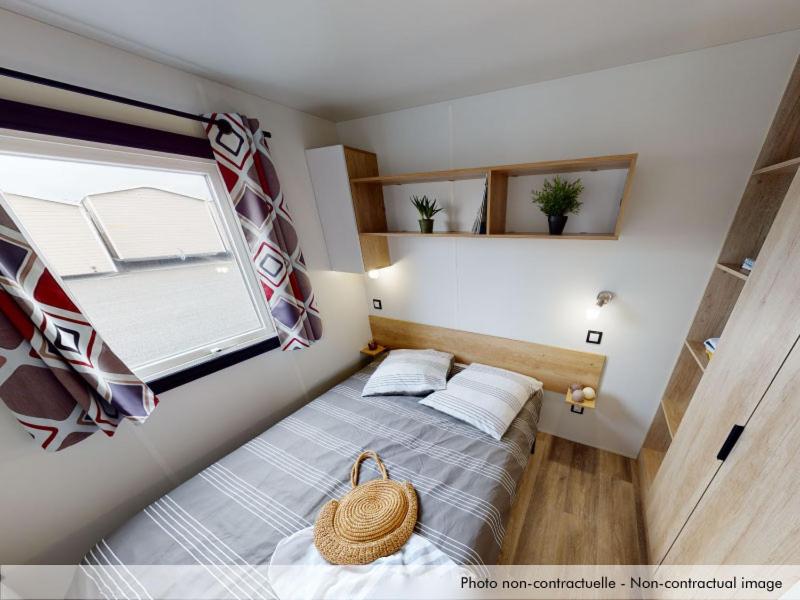 une petite chambre avec un lit et une fenêtre dans l'établissement Camping Officiel Siblu Les Rives de Condrieu, à Condrieu 33 autres photos