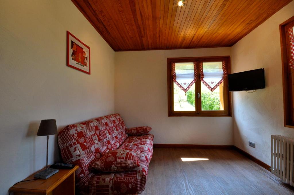 un salon avec un canapé et une fenêtre dans l'établissement Piste B, à Morzine
