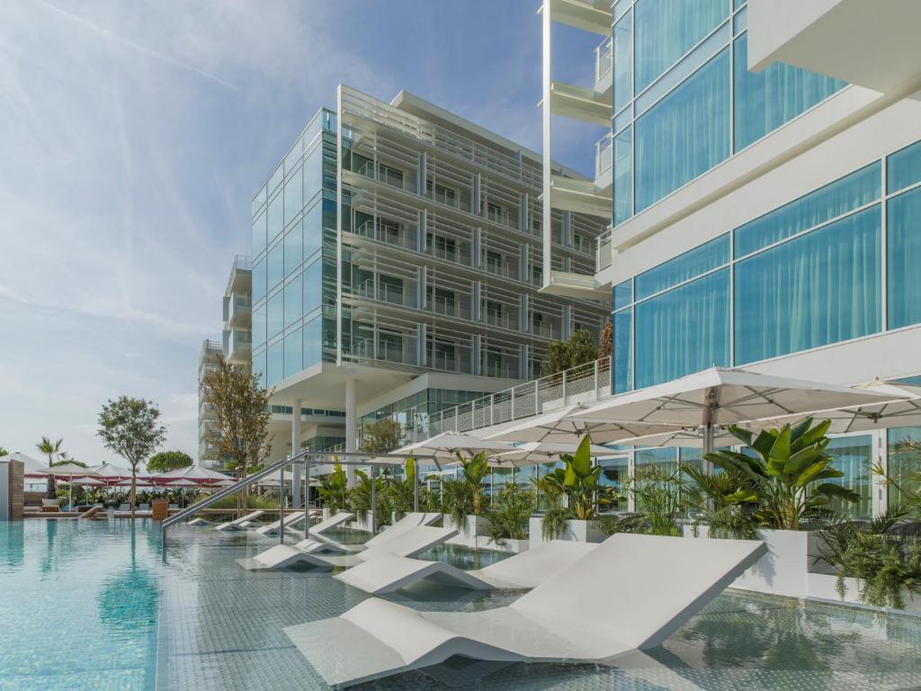 une vue extérieure d'un bâtiment avec piscine dans l'établissement Falkensteiner Hotel & Spa Jesolo, à Lido di Jesolo 34 autres photos