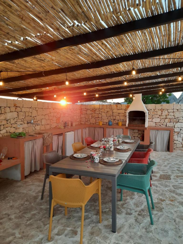 une salle à manger avec une table et quelques chaises dans l'établissement Borgo Aratico, à Monopoli