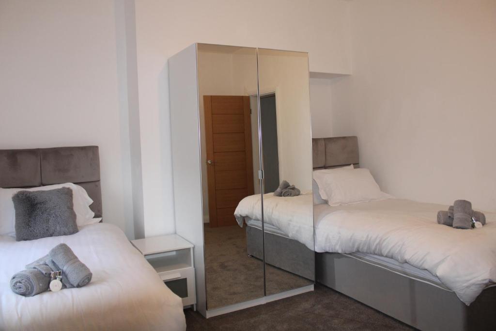 Beautiful, Spacious, Old Trafford home 7