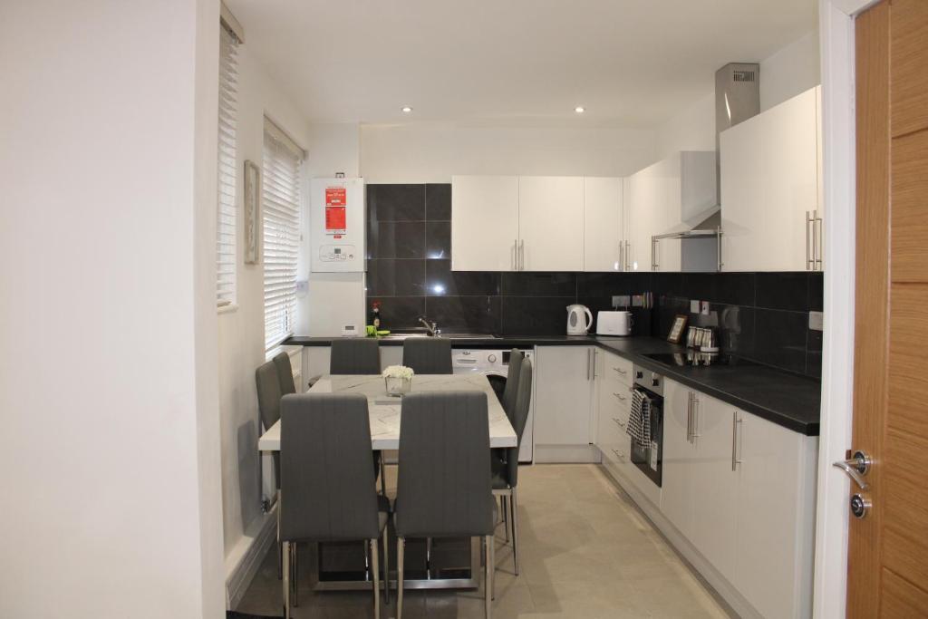 Beautiful, Spacious, Old Trafford home 4