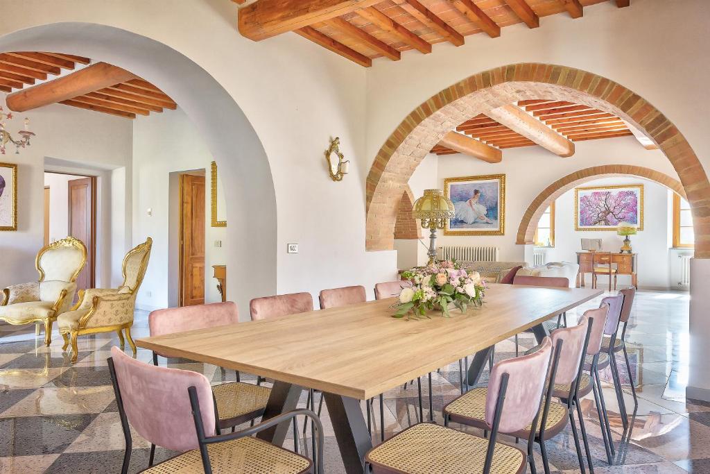 une salle à manger avec une table et des chaises dans l'établissement Villa Maria, à Monte San Savino