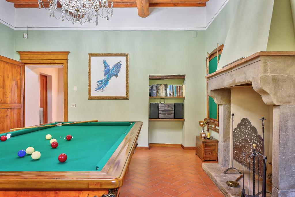 - un billard dans le salon doté d'une cheminée dans l'établissement Villa Maria, à Monte San Savino