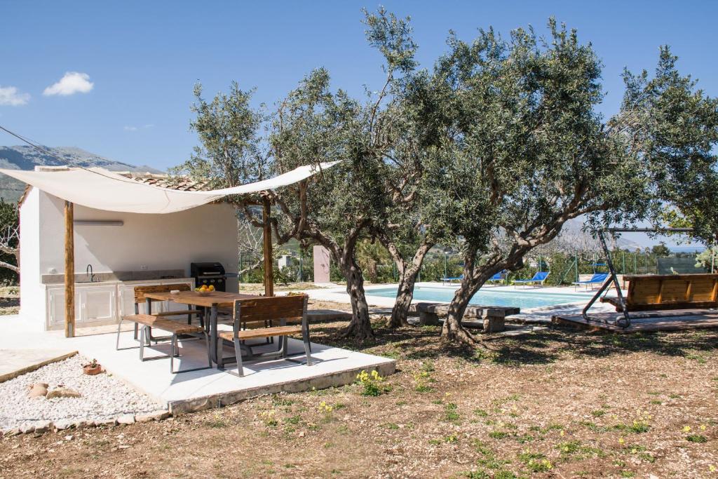 - une table et des chaises sous une tente à côté de la piscine dans l'établissement Scialari Country House, à Castellammare del Golfo