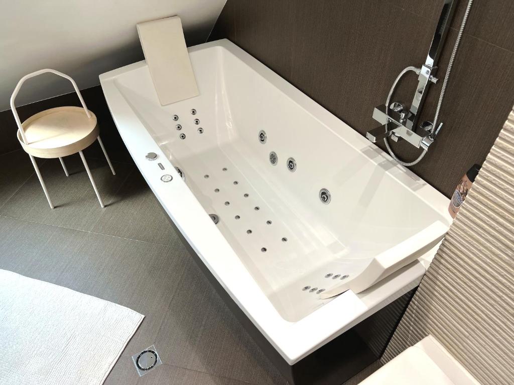 Unique Luxurious Jacuzzi PENTHOUSE DUPLEX in City Center! 2 BATHS! FREE PARKING! 3