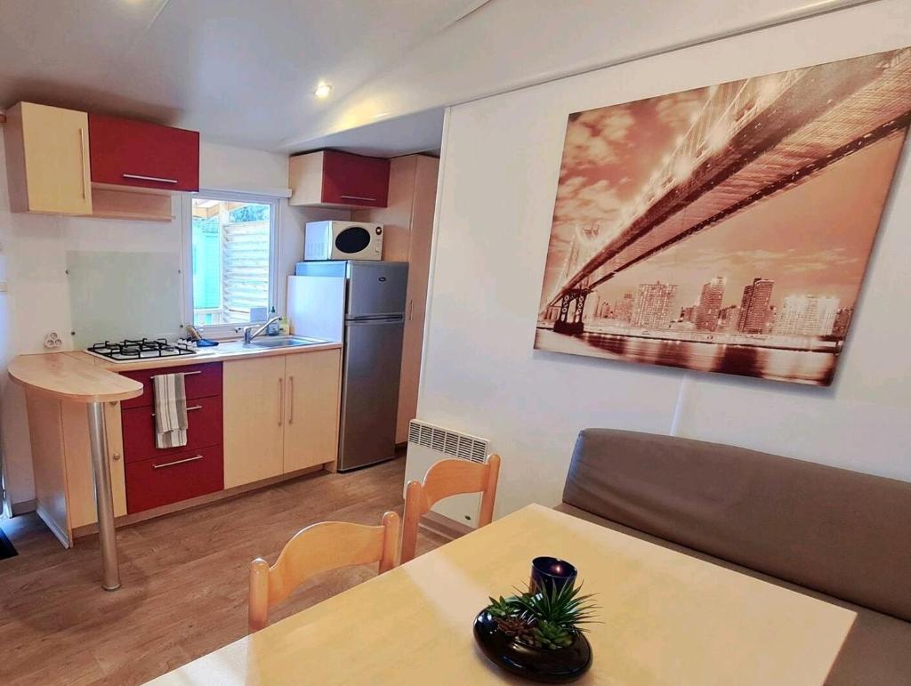 Il comprend une cuisine et une salle à manger avec une table. dans l'établissement L'éveil des sens, à Saint-Chéron