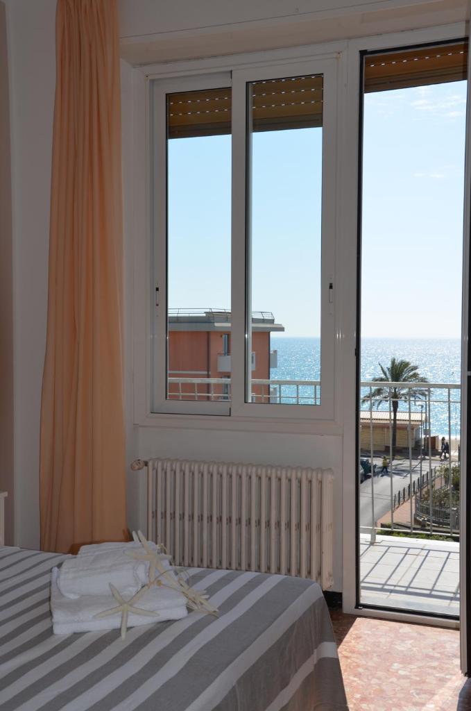 une chambre avec un lit et une vue sur l'océan dans l'établissement Hotel Villa Paolina, à Pietra Ligure 91 autres photos