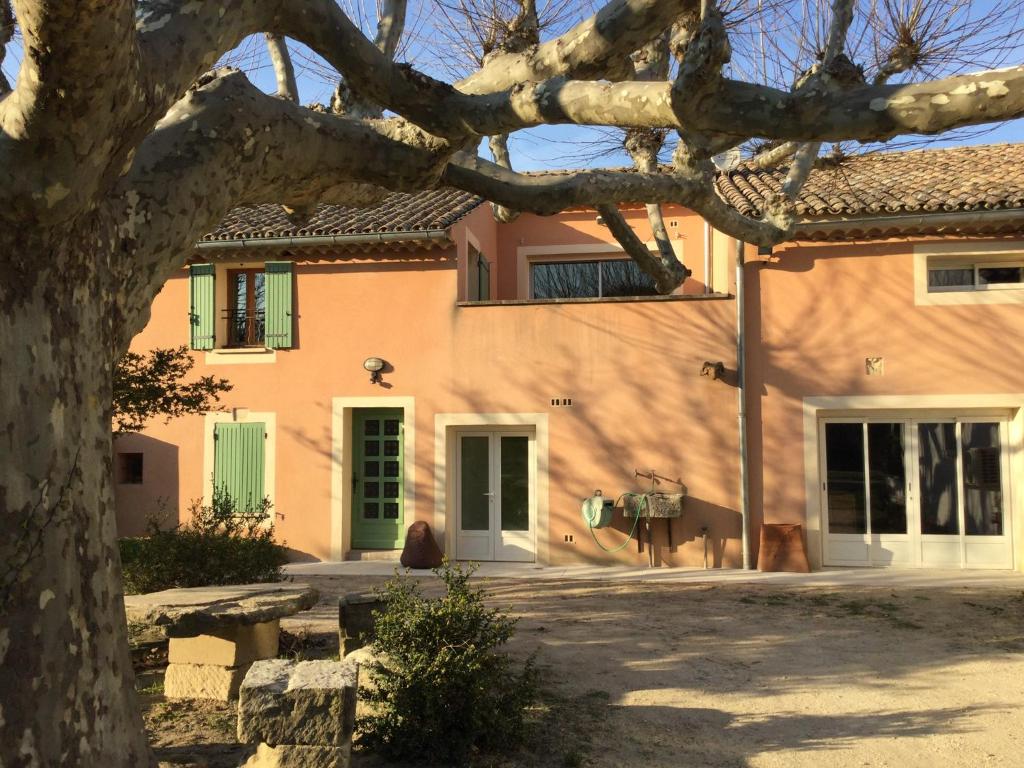 une maison avec un arbre devant dans l'établissement Gite du pont de l'hérein, à Tulette