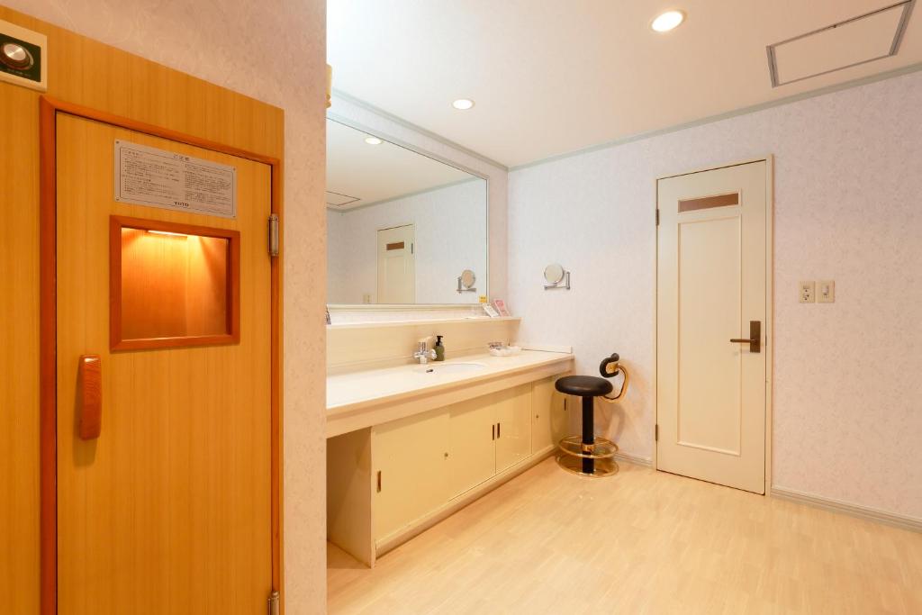 une salle de bain avec un lavabo et un miroir dans l'établissement HOTEL555 伊豆長岡, à Izunokuni 10 autres photos