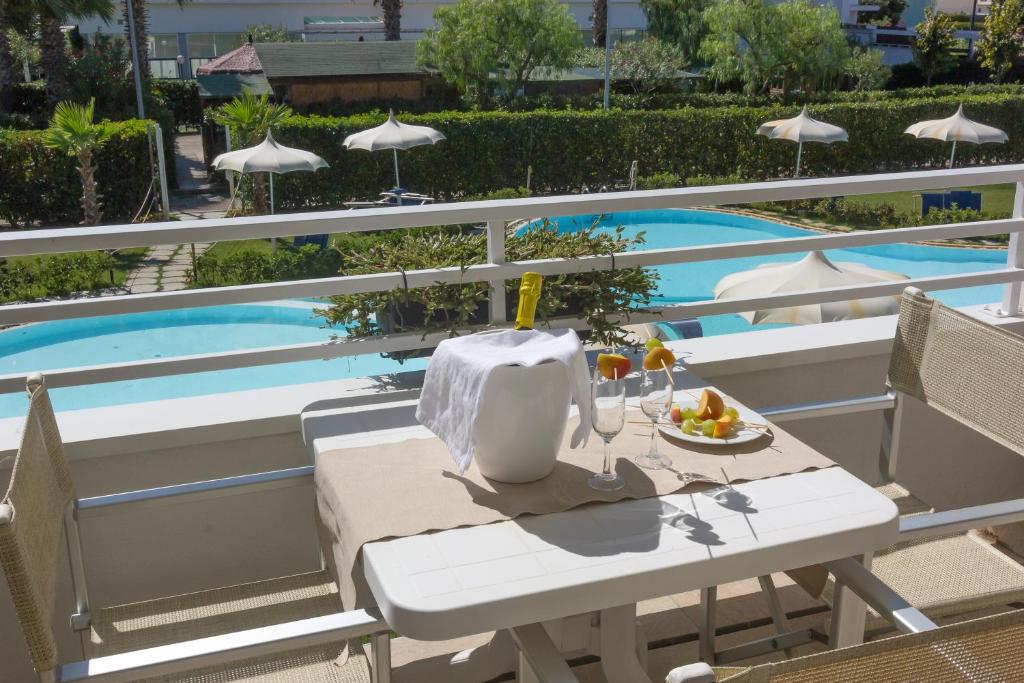 - une table avec un bol de fruits à côté de la piscine dans l'établissement Suite du Parc & Hotel, à Giulianova