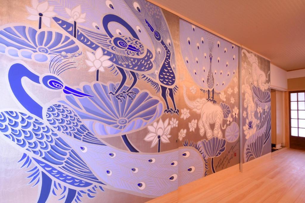 un mur orné d'une fresque murale représentant des fleurs et des oiseaux dans l'établissement Koyasan Shukubo Saizenin, à Koyasan
