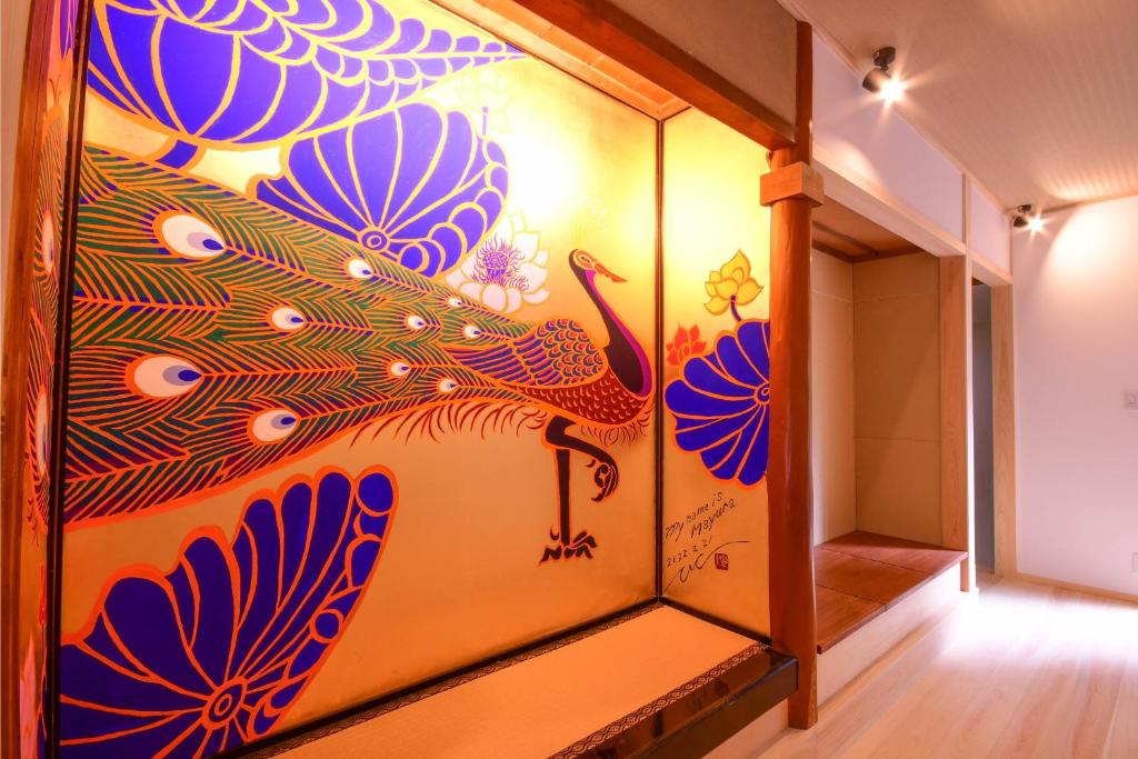 - un couloir orné d'une fresque murale représentant un paon dans l'établissement Koyasan Shukubo Saizenin, à Koyasan