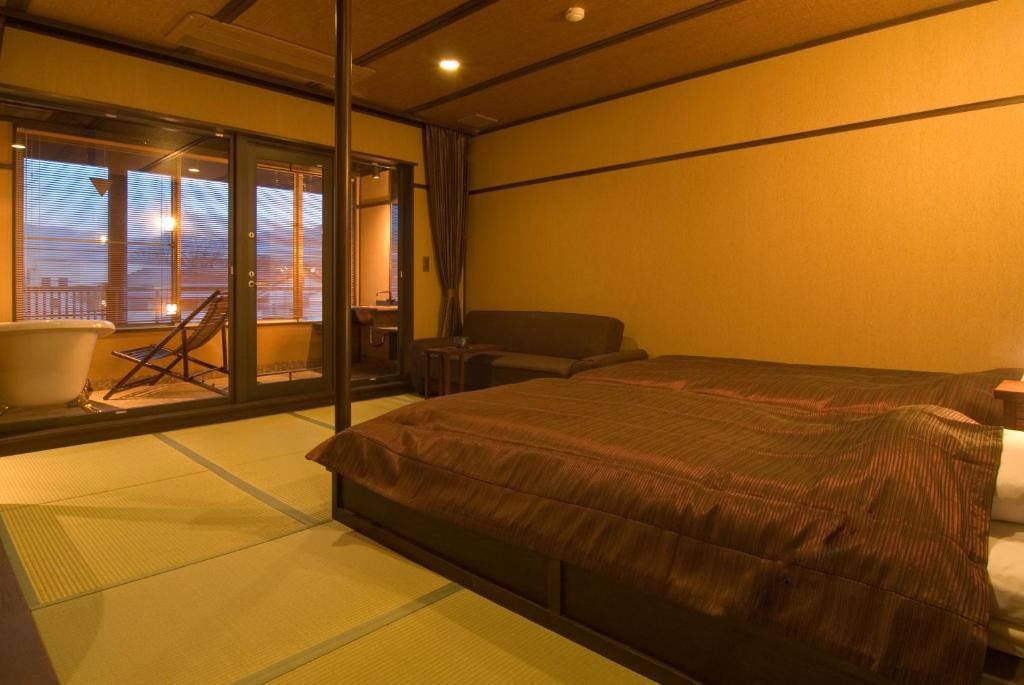 une chambre avec un lit et une fenêtre avec vue dans l'établissement Mount View Hakone, à Hakone