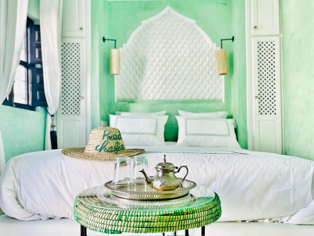 - une chambre avec un lit et une théière sur une table dans l'établissement Maison Chafia Boutique Hôtel & Spa, à Marrakech