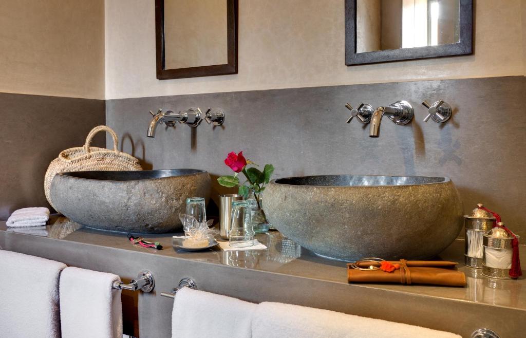deux lavabos sur un comptoir dans une salle de bain dans l'établissement Riad Antara, à Marrakech