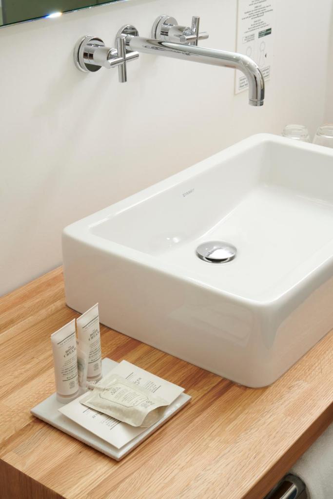 - un lavabo avec 2 brosses à dents sur un comptoir en bois dans l'établissement Hotel Villa Aurora, à Lezzeno 143 autres photos