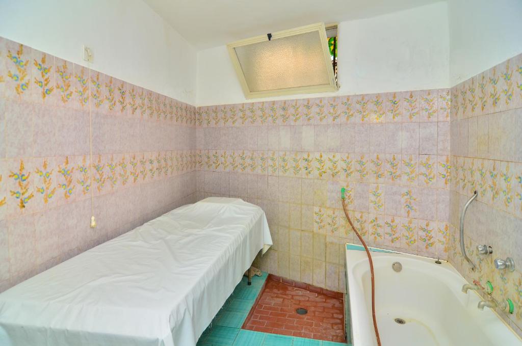 - une petite salle de bains avec un lit et une baignoire dans l'établissement Hotel Terme Marina, à Ischia