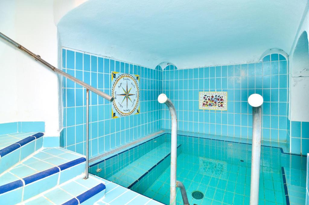 une piscine avec une horloge sur le mur dans l'établissement Hotel Terme Marina, à Ischia