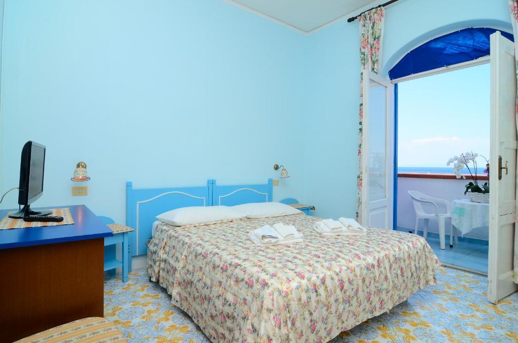 - une chambre avec un lit, une télévision et un balcon dans l'établissement Hotel Terme Marina, à Ischia 42 autres photos