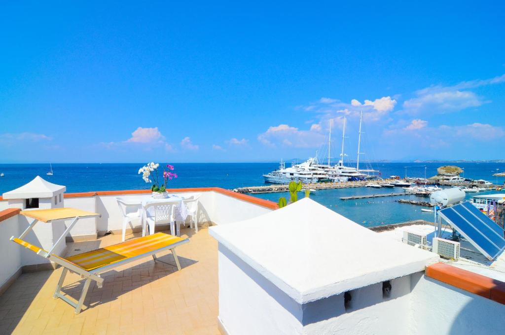un balcon avec vue sur l'océan et un bateau dans l'établissement Hotel Terme Marina, à Ischia