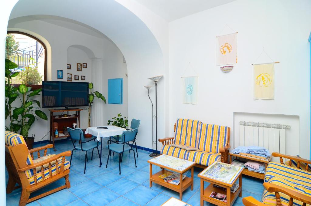 un salon avec un canapé, une table et des chaises dans l'établissement Hotel Terme Marina, à Ischia