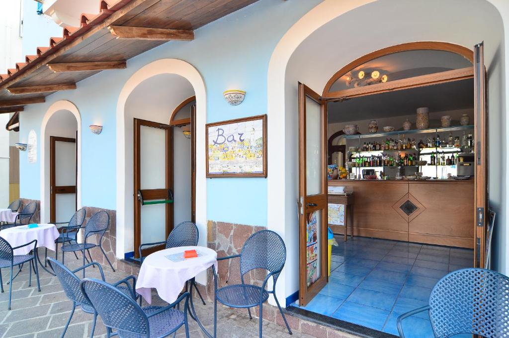 un restaurant avec des tables et des chaises et un bar dans l'établissement Hotel Terme Marina, à Ischia