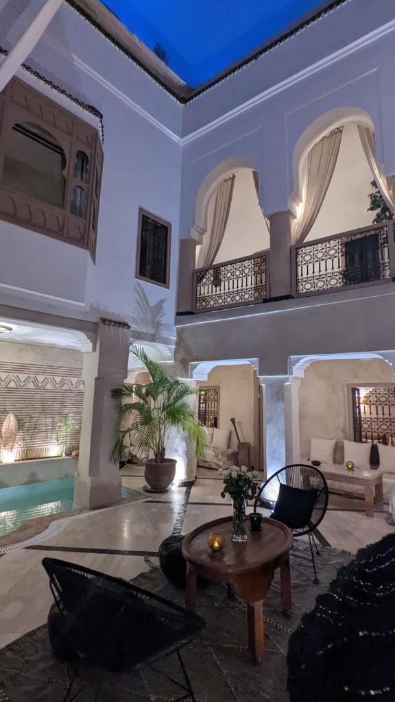 un salon avec un canapé et une table dans l'établissement Riad Bamboo Suites & Spa, à Marrakech 37 autres photos