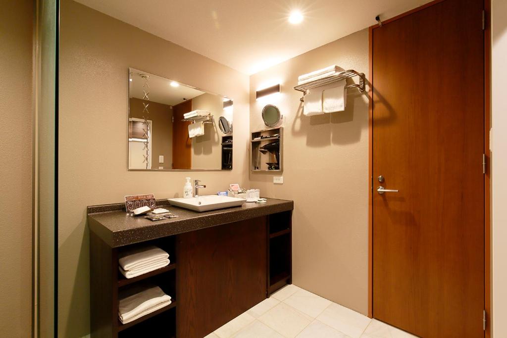 une salle de bain avec un lavabo et un miroir dans l'établissement Think・Hotel・Think, à Ebina