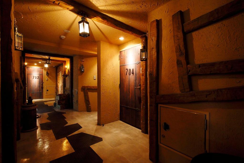 un couloir d'une maison avec une chambre avec un couloir dans l'établissement HOTEL555 沼津駅北, à Numazu