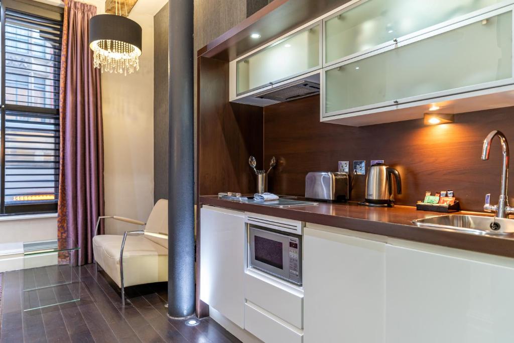 Roomzzz Manchester City 4
