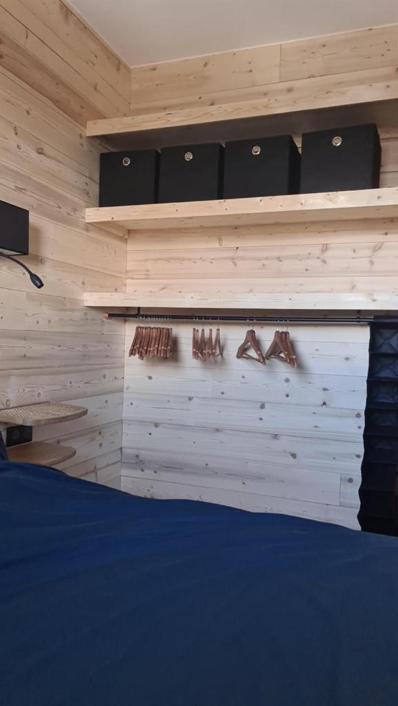 Cette chambre est dotée d'un mur avec des chaussures suspendues. dans l'établissement appartement le Chamois 312 Valmeinier 1900 piscine extérieur uniquement ouverte saison d été avec 1 chambre, à Valmeinier