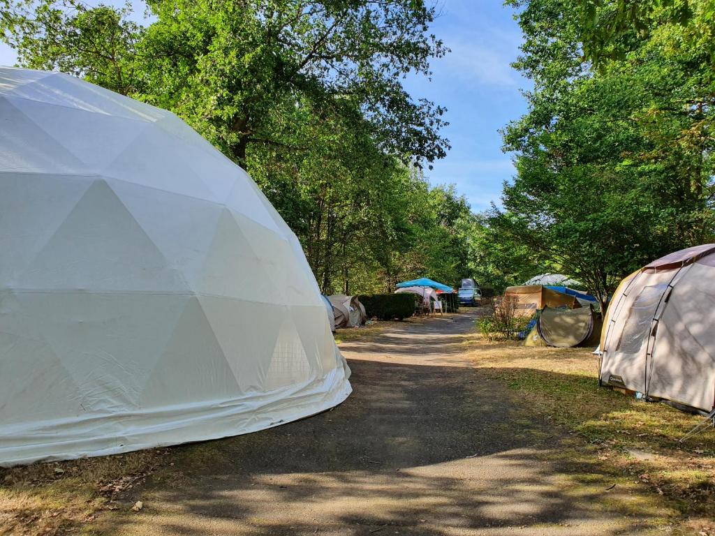 un groupe de tentes assises sur le côté d'une route dans l'établissement Camping Hurongues, à Pomeys