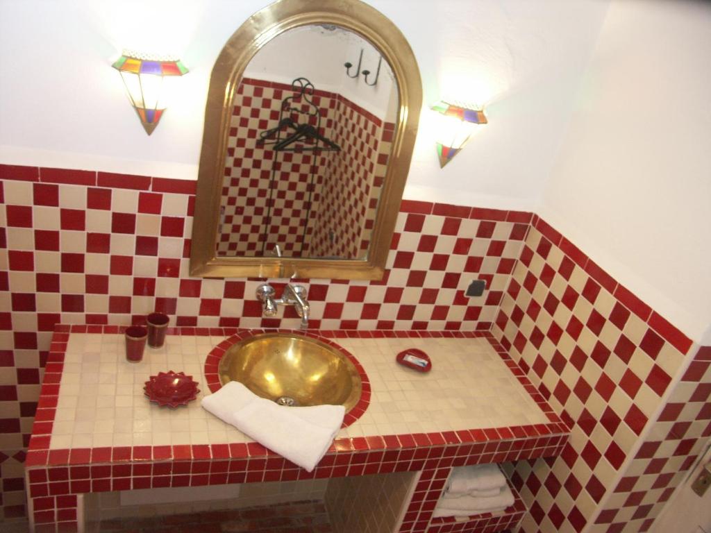 une salle de bain avec un lavabo et un miroir dans l'établissement Dar Ness, à Essaouira