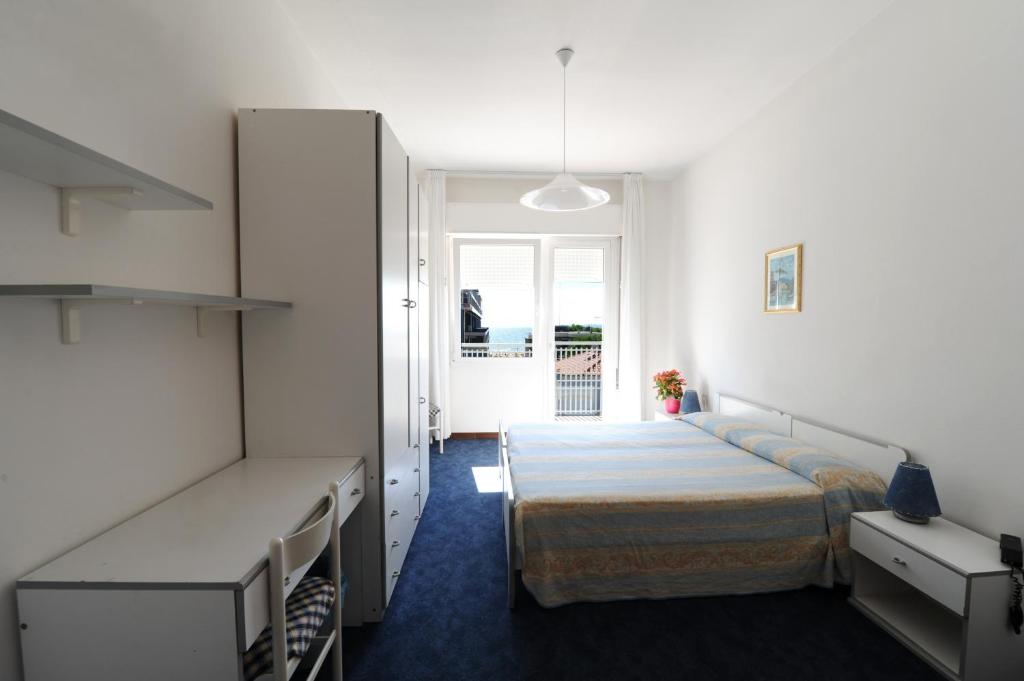 une chambre avec deux lits et une fenêtre dans l'établissement Hotel Savoia, à Lido di Jesolo 27 autres photos