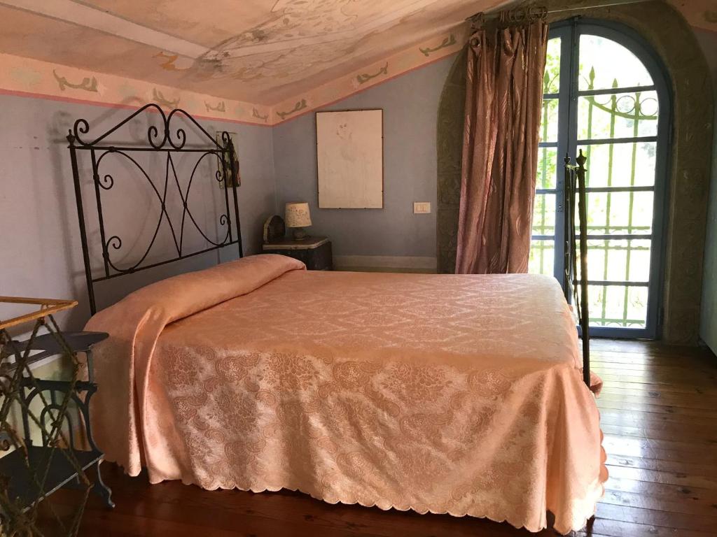 une chambre avec un lit avec un couvre-lit orange dans l'établissement Villa Barberi, à Strettoia