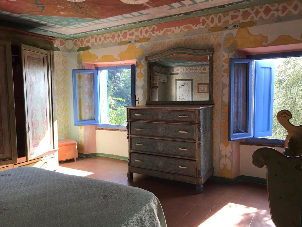 une chambre avec une commode et un miroir au mur dans l'établissement Villa Barberi, à Strettoia
