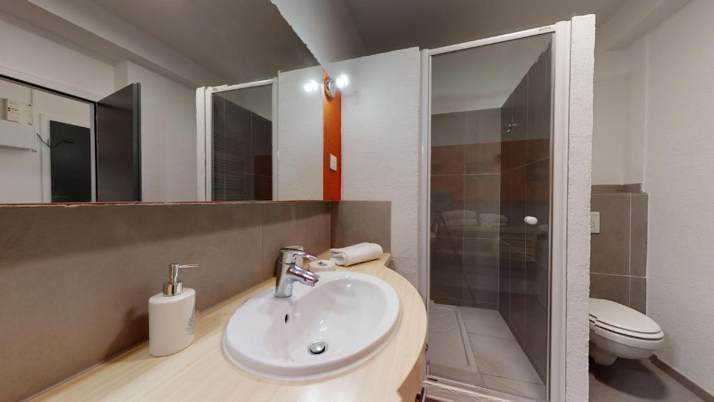 une salle de bain avec un lavabo et des toilettes dans l'établissement Le Nid Cosy + 1 Garage, à Colmar
