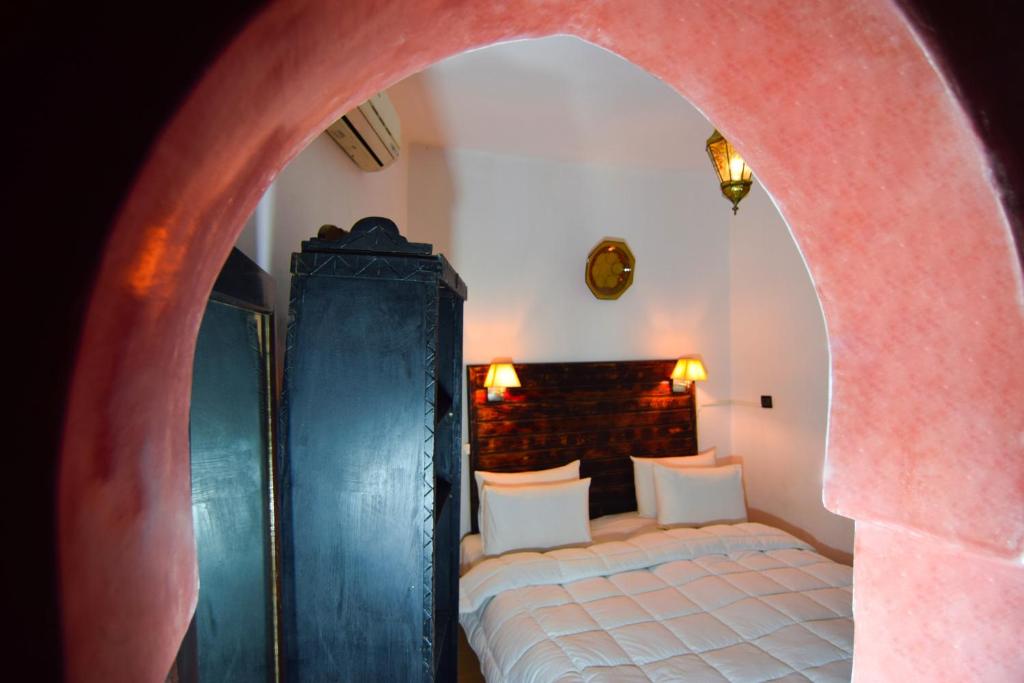 - une chambre avec un lit et une voûte dans l'établissement Riad Vis Ta Vie, à Marrakech