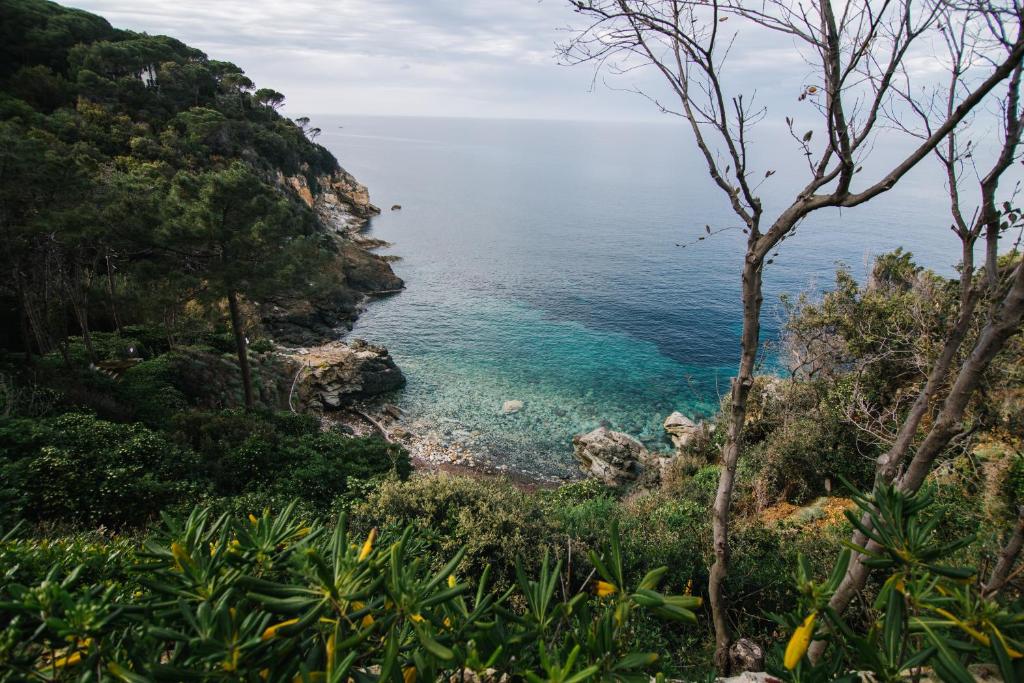 - une vue sur l'océan depuis une falaise dans l'établissement Residence Intur, à Marciana Marina