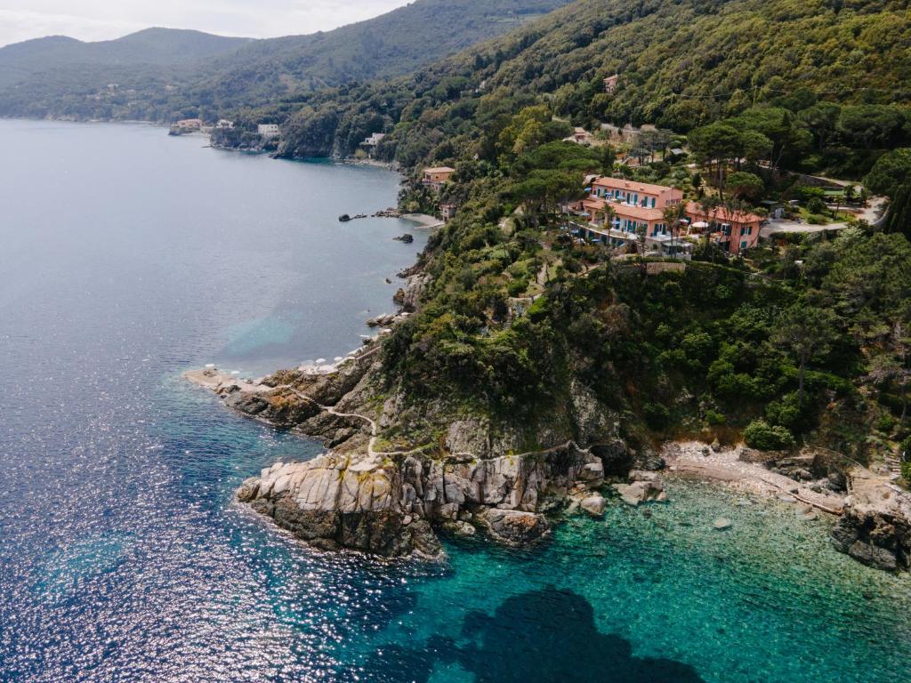 Vue aérienne d'un village sur une île rocheuse dans l'eau dans l'établissement Residence Intur, à Marciana Marina