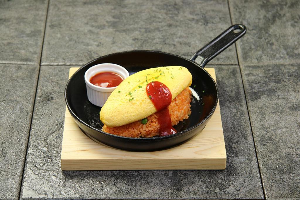 une plaque de nourriture avec du ketchup et un bun dans un bac dans l'établissement HOTEL555 錦糸町, à Tokyo