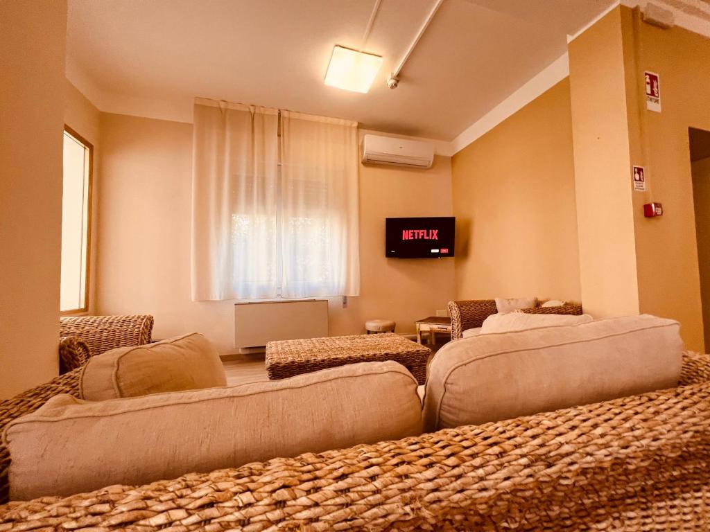 un salon avec deux canapés et une télévision dans l'établissement Hotel Damma's, Dipendenza Zamagna, à Cesenatico