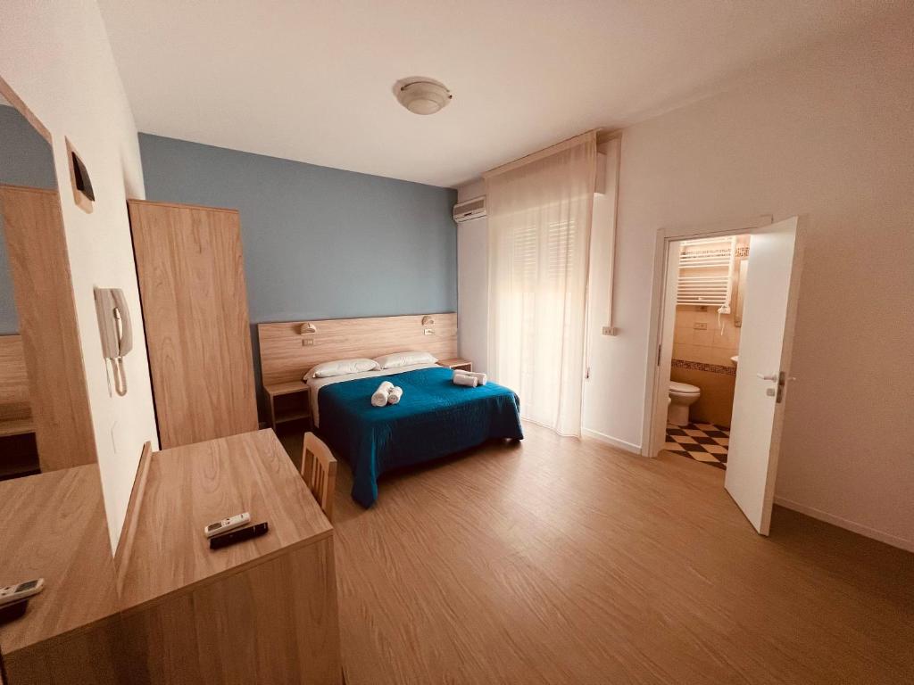 une petite chambre avec un lit et une salle de bain dans l'établissement Hotel Damma's, Dipendenza Zamagna, à Cesenatico