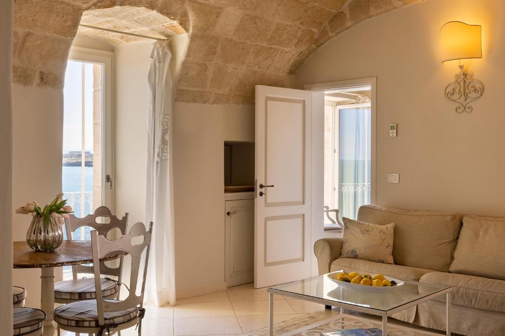 un salon avec un canapé et une table dans l'établissement Hotel Don Ferrante, à Monopoli
